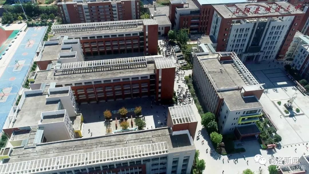 从空中漫步,走进三中校园 那一栋栋崭新的教学楼