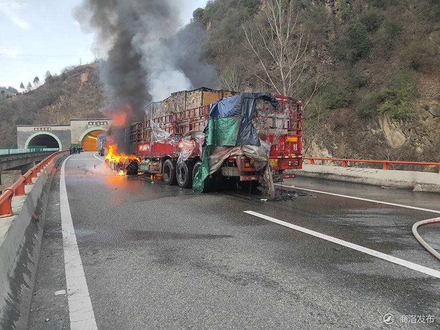 包茂高速镇安往西安方向梅花桩隧道口发生一起货车相撞着火事故