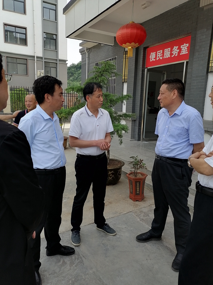 视察调研组先后深入商州区腰市镇双戏楼村,绣球菌工厂化生产现场,大荆