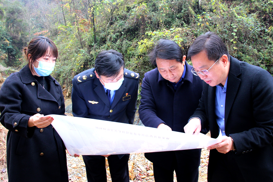 在青铜关镇月星村,王湘实地查看了月西沟历史遗留硫