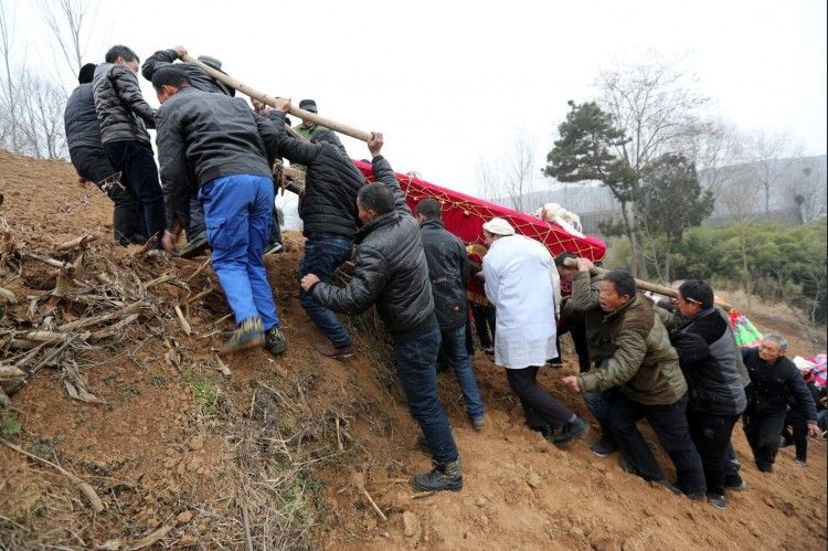 县盛行简朴葬俗 5/6 新春走基层:洛南县盛行简朴葬俗 葬礼前晚的守灵
