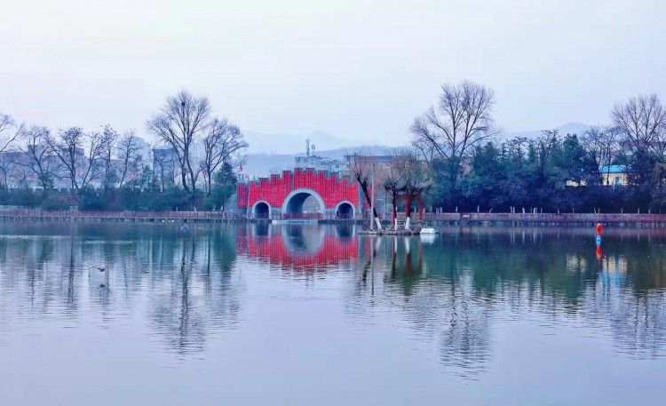 商洛市莲湖公园公园景观焕新颜高挂灯笼迎新年