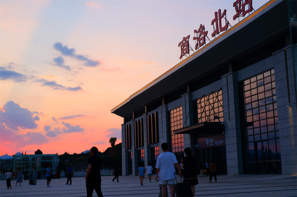 17日,夕阳西下,绚丽的晚霞染红了天边,商洛北站广场弥漫在一片祥和中