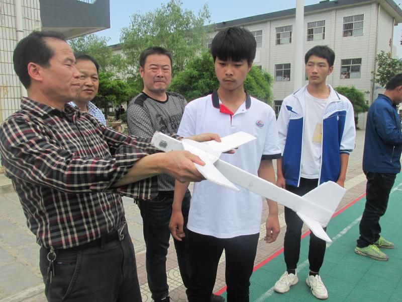 丹凤县商镇中学举行中国梦航天梦我的梦科技创新成果展示活动