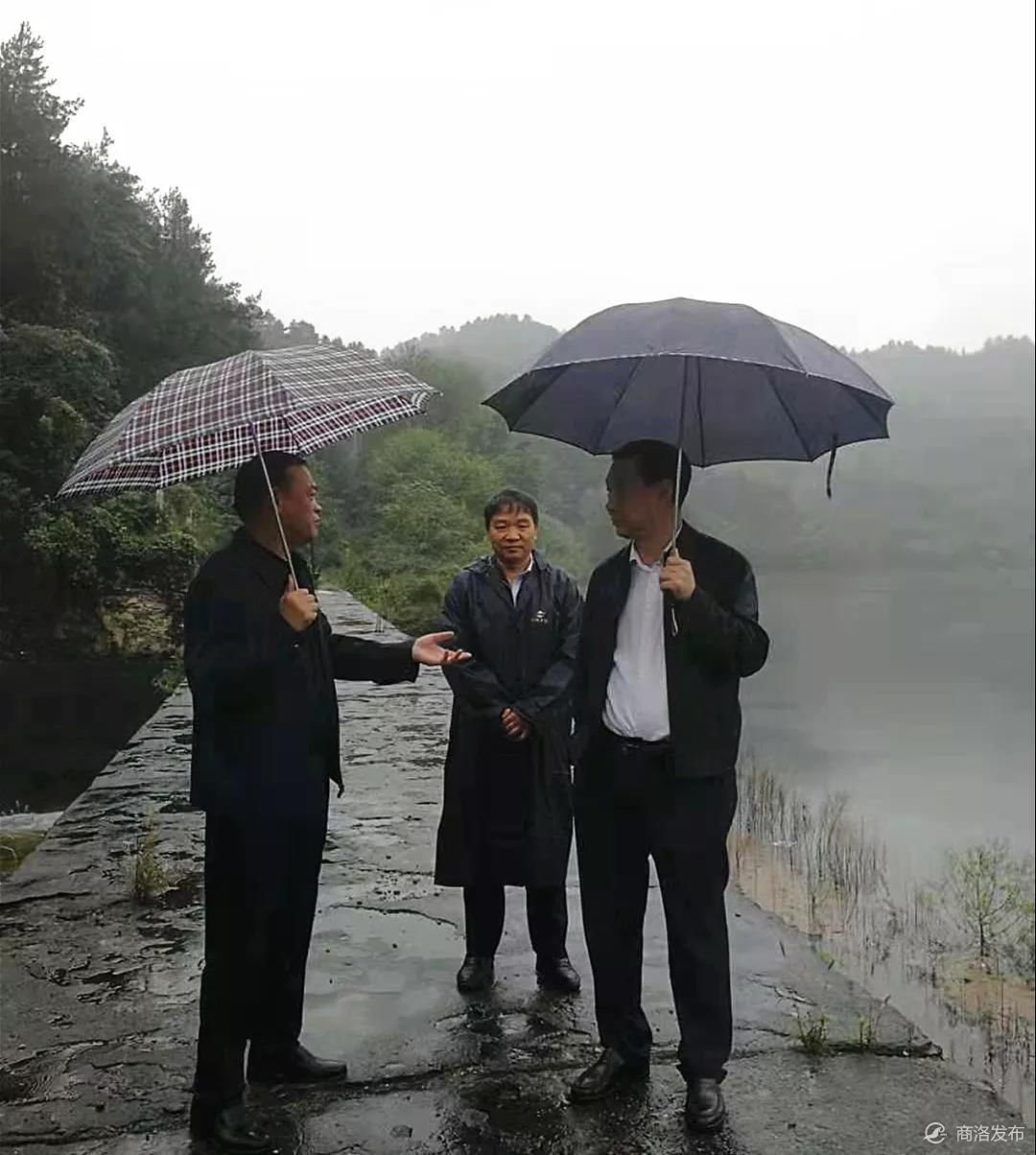 商南县委书记许水兆实地检查防汛防滑工作