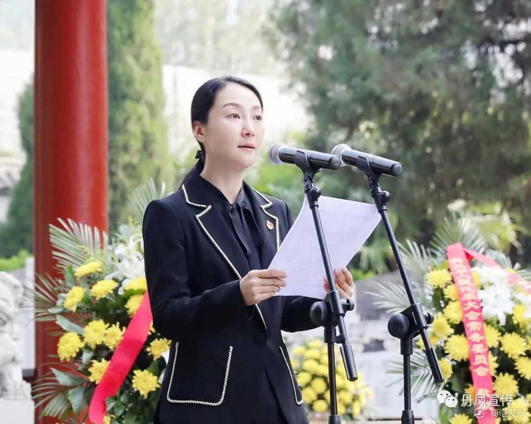 县委书记郑晓燕讲话县委书记郑晓燕在讲话中说,要大力弘扬先烈的
