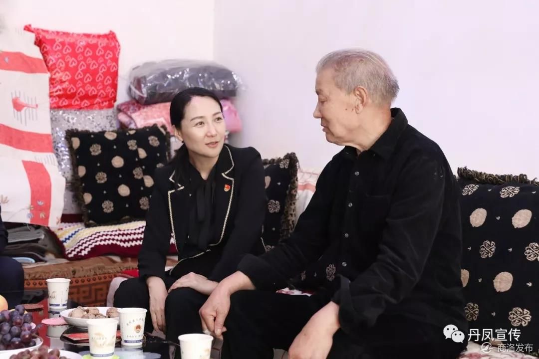 国庆前夕,丹凤县委书记郑晓燕看望慰问老战士,老干部和百岁老人