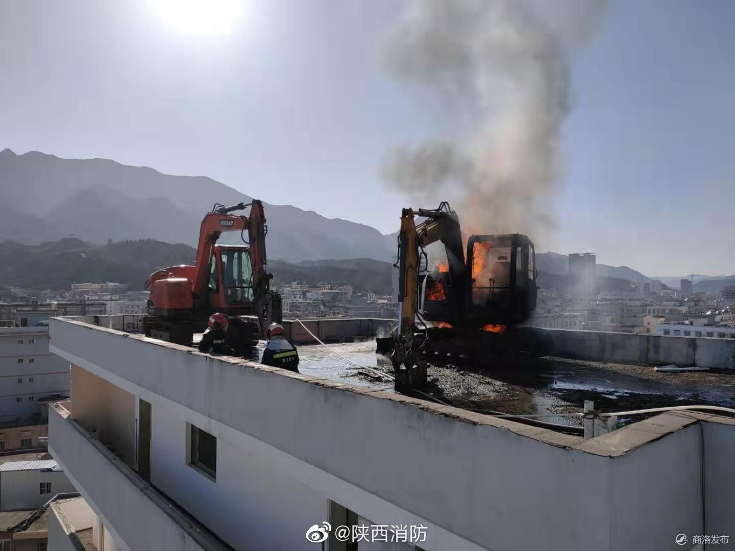 山阳一拆迁工地挖掘机突然起火,消防紧急处置!