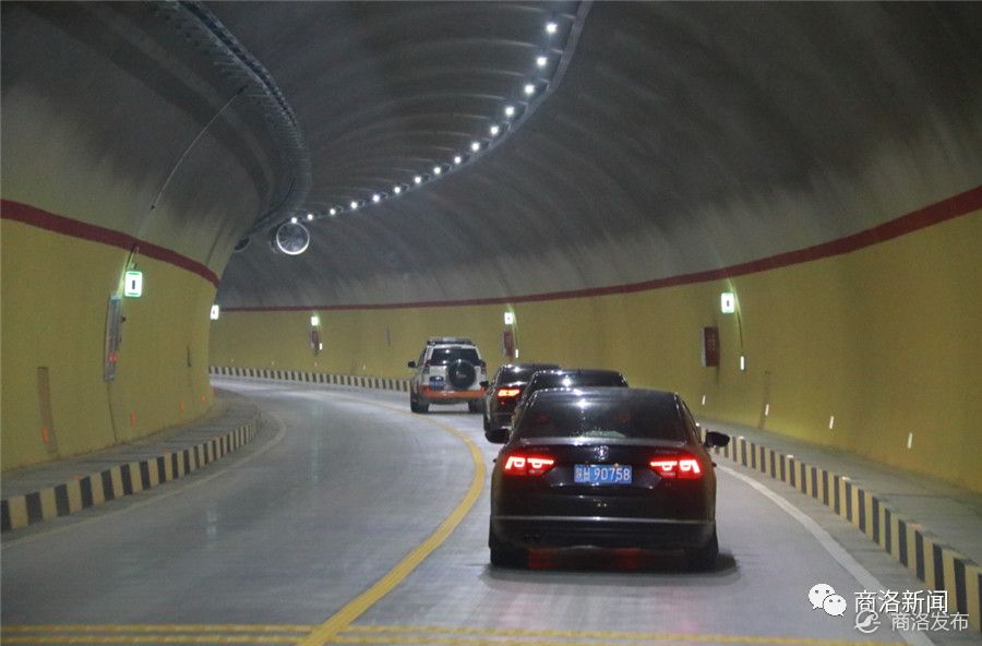 短短的十几分钟时间里,已经有不少车辆驶入新开通的黄沙岭隧道