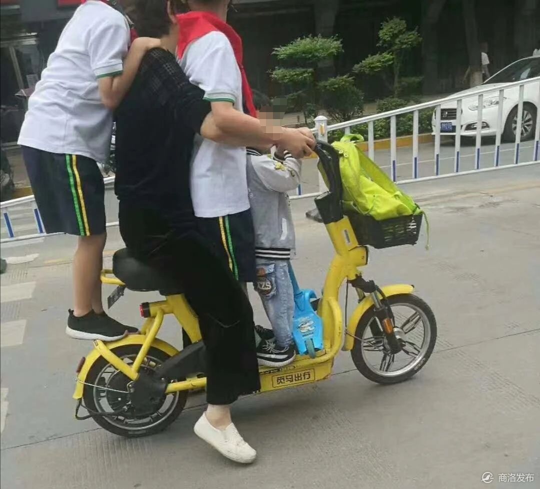 街头见闻:如此玩骑"小黄车",极易引发"大事故"!