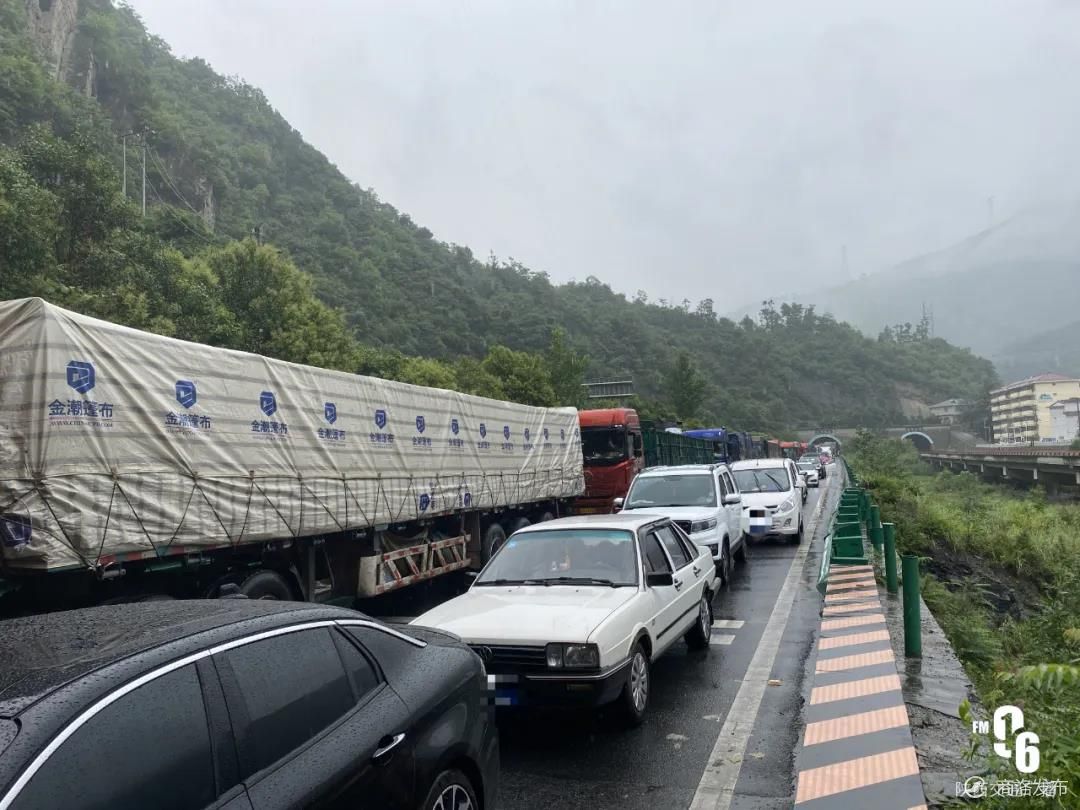 包茂高速车辆自燃事故致大量车辆滞留(现场视频)