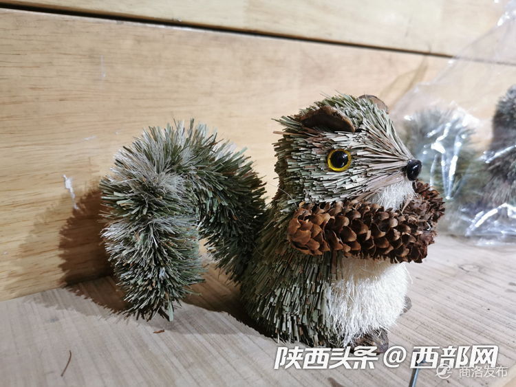 柞水民间艺人王新春,将树皮做成文创畅销品!