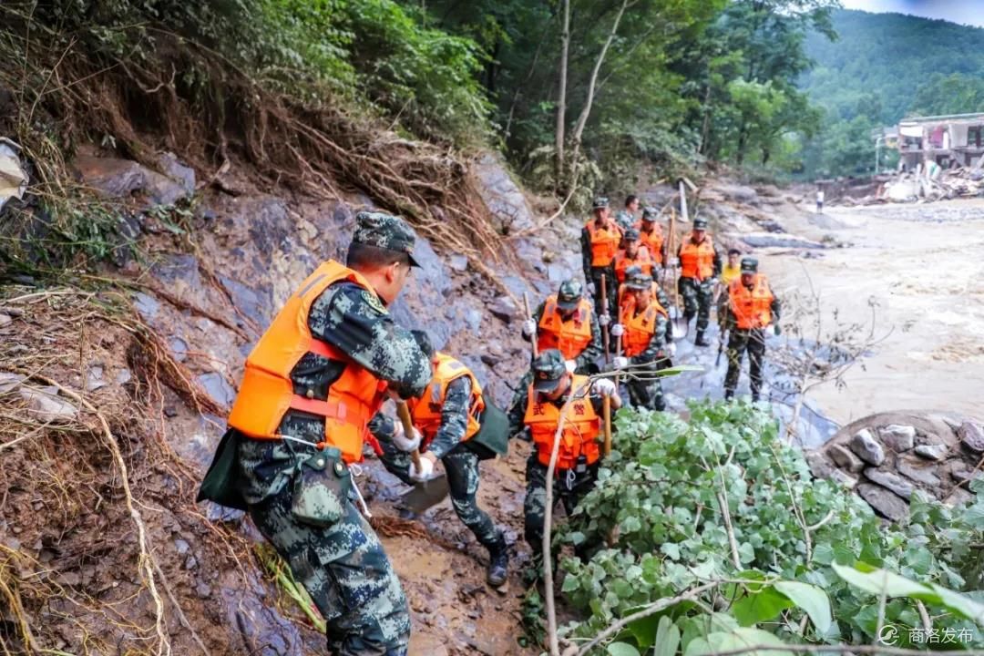 群众被洪水围困商洛武警官兵紧急营救
