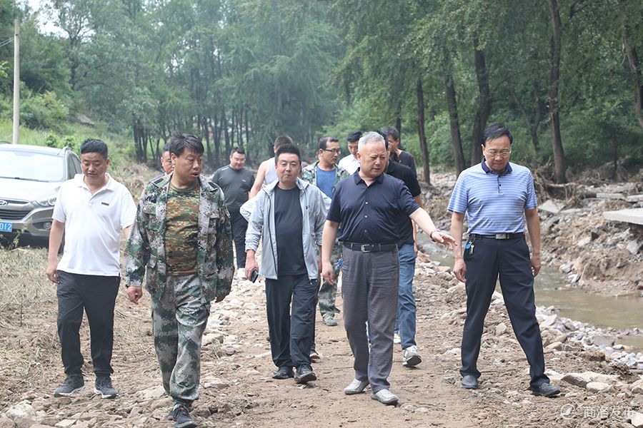 葉春祥一行先後到巡檢鎮太子坪村,石坡鎮香山村等河道保暢施工現場,與