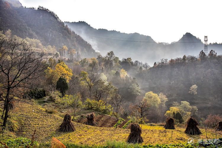 秦岭山乡中的晚秋