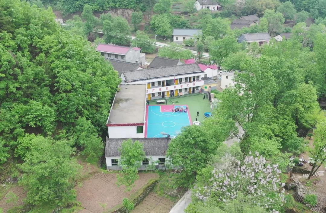 掩映在群山环抱之中,笼罩在雾霭缥缈之下的商洛市商州区黑山镇二峪河