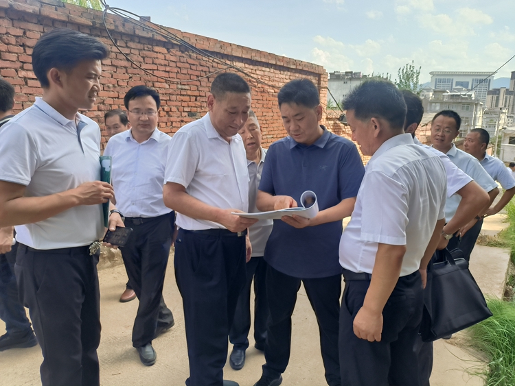 杨长洲深入包抓项目协调推进项目建设工作