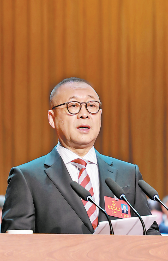 商洛市第五届人民代表大会第四次会议隆重开幕>在热烈的掌声中,王青峰