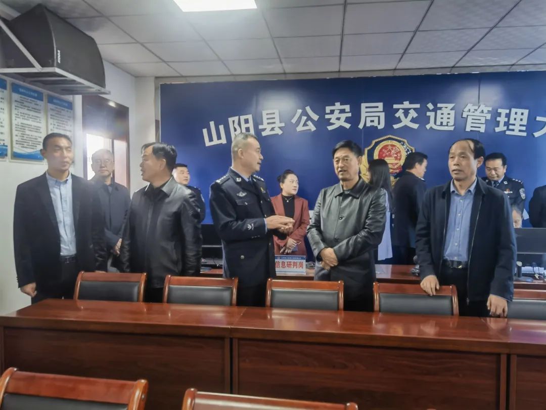 视察调研组先后来到商州区,山阳县,实地察看了商州区通江路智慧停车点