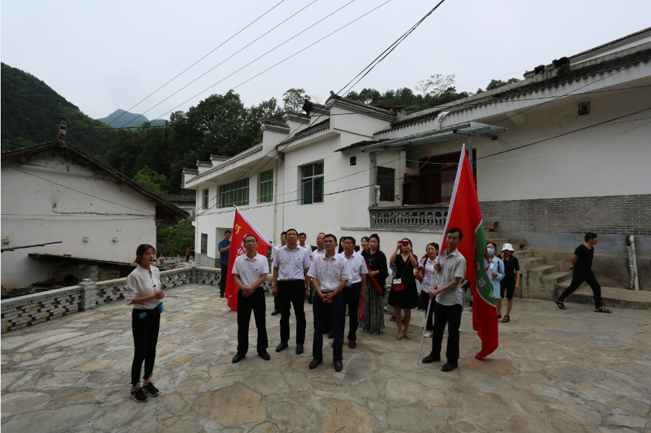 市林业局组织党员干部赴山阳袁家沟党性教育基地缅怀先烈锤炼党性