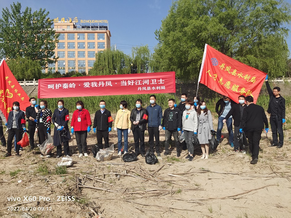 "呵护秦岭·爱我丹凤"横幅,水环境保护展板和秦岭生态环保展台格外